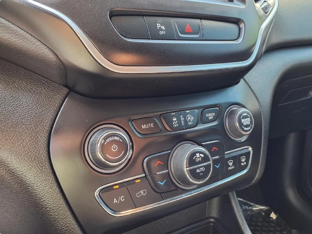 Used 2019 Silver Jeep Trailhawk image 9