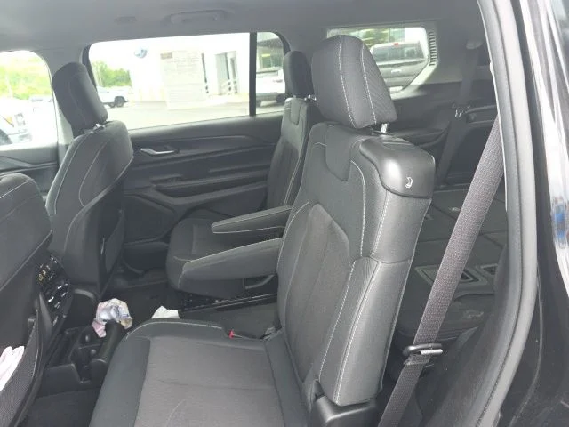Used 2023 Diamond Black Jeep Laredo image 9