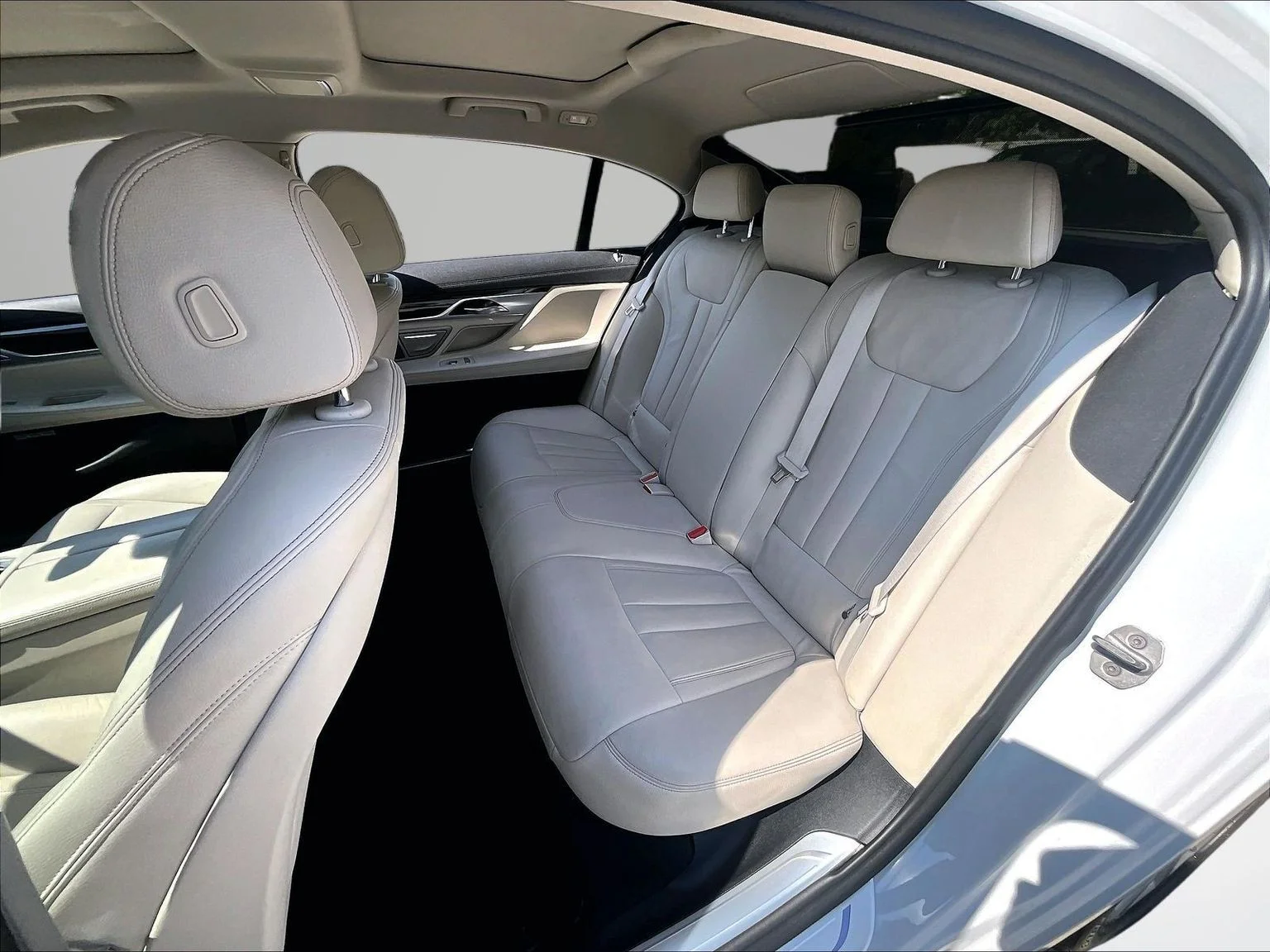 Used 2018 White BMW 740i xDrive image 27