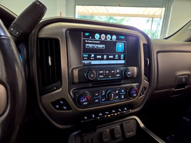 Used 2018 WHITE FROST TRICOAT GMC Denali image 23