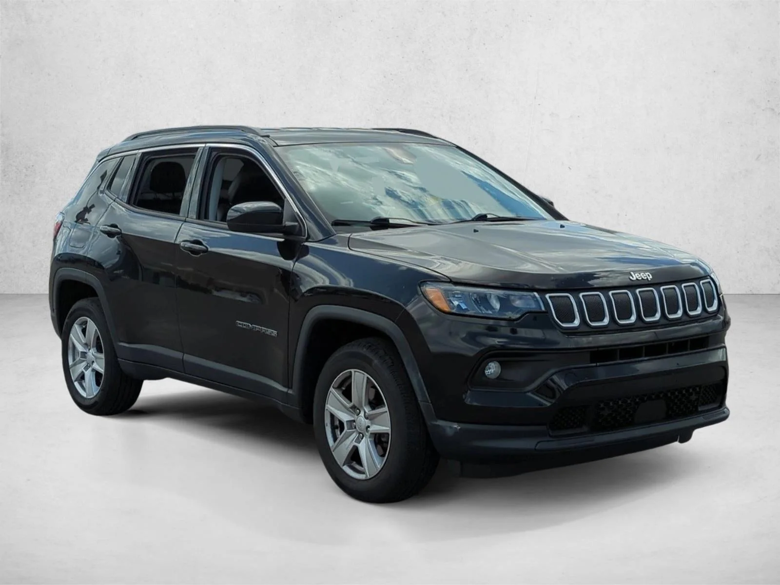Used 2022 Diamond Black Crystal Pearlcoat Jeep Latitude image 3