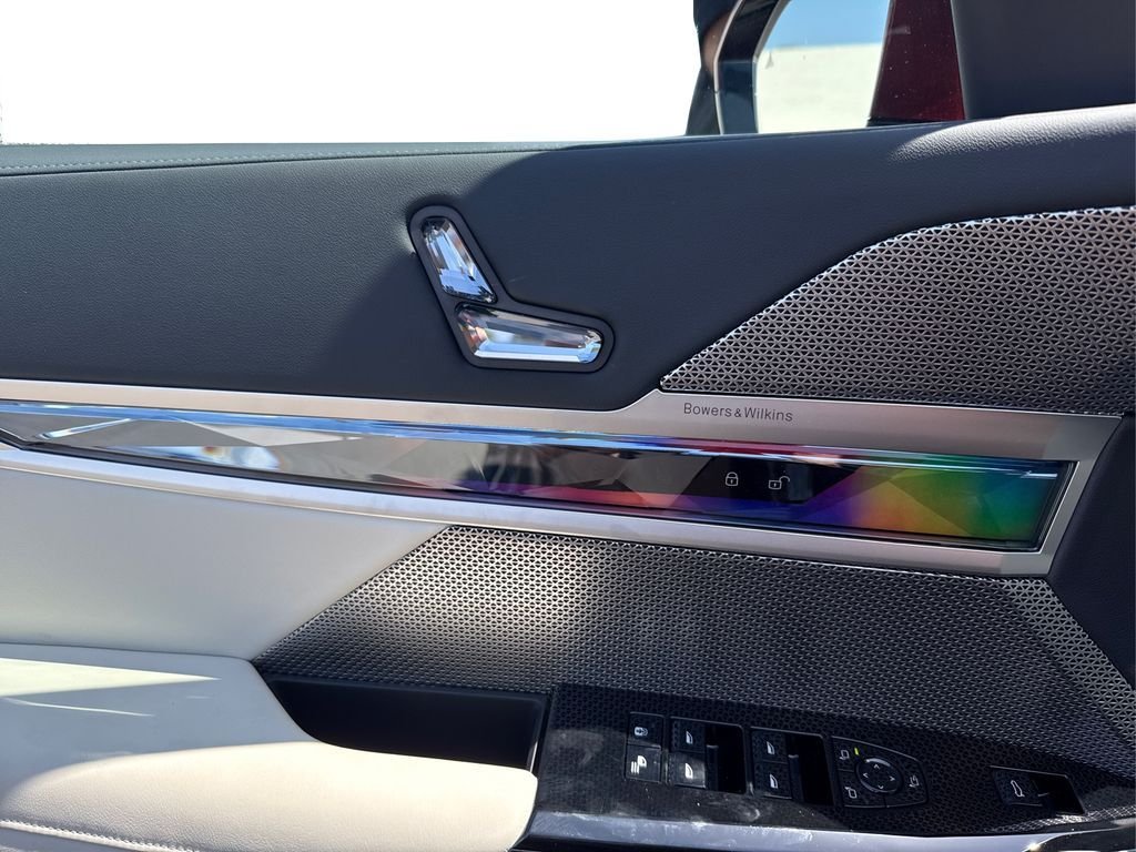 2025 BMW 7 Series 750e - Photo 25