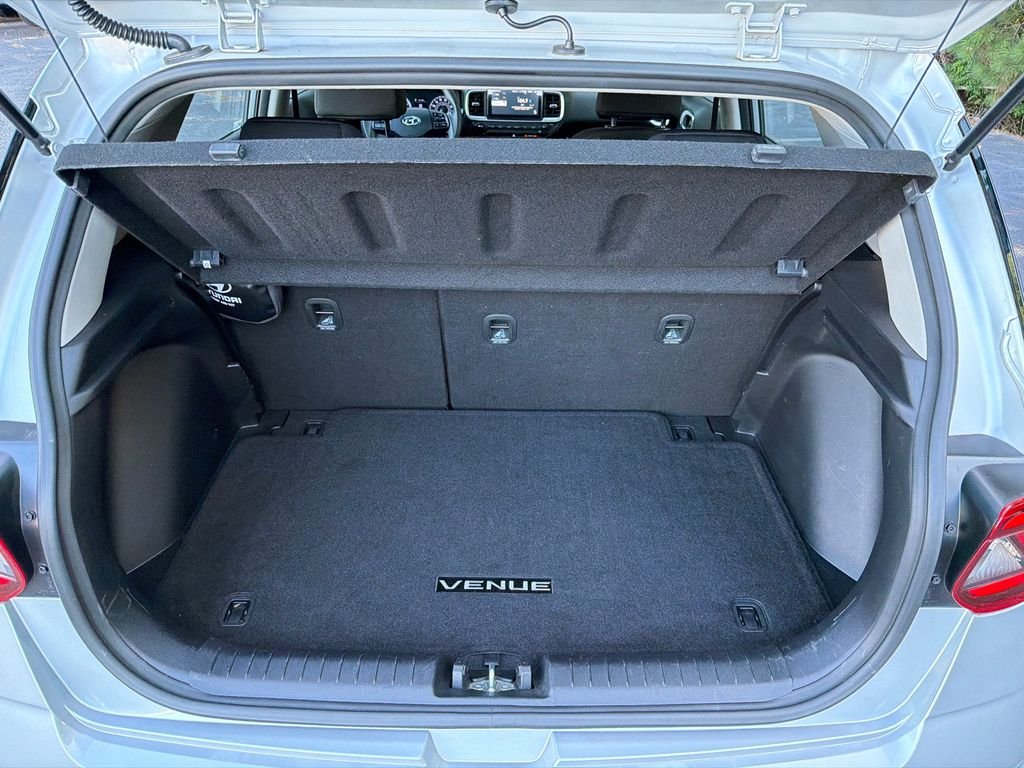 Used 2021 Silver Hyundai SE image 18