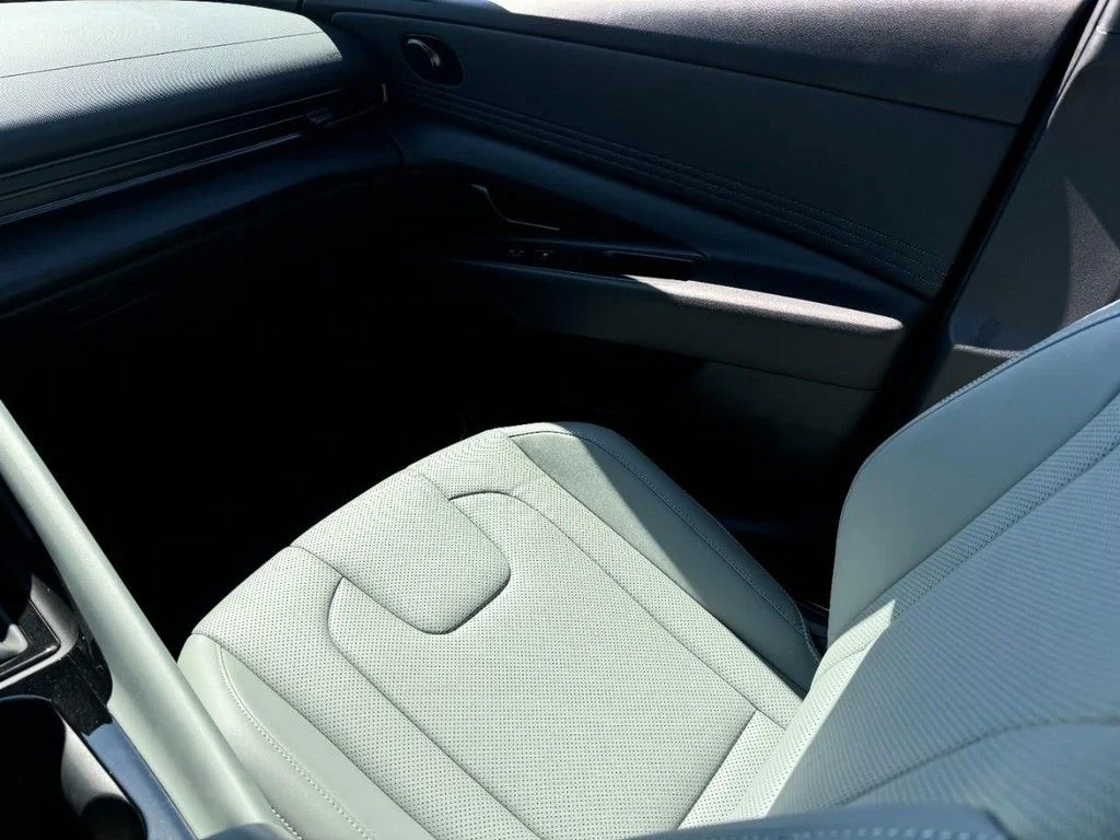 2025 Hyundai Elantra Limited - Photo 12