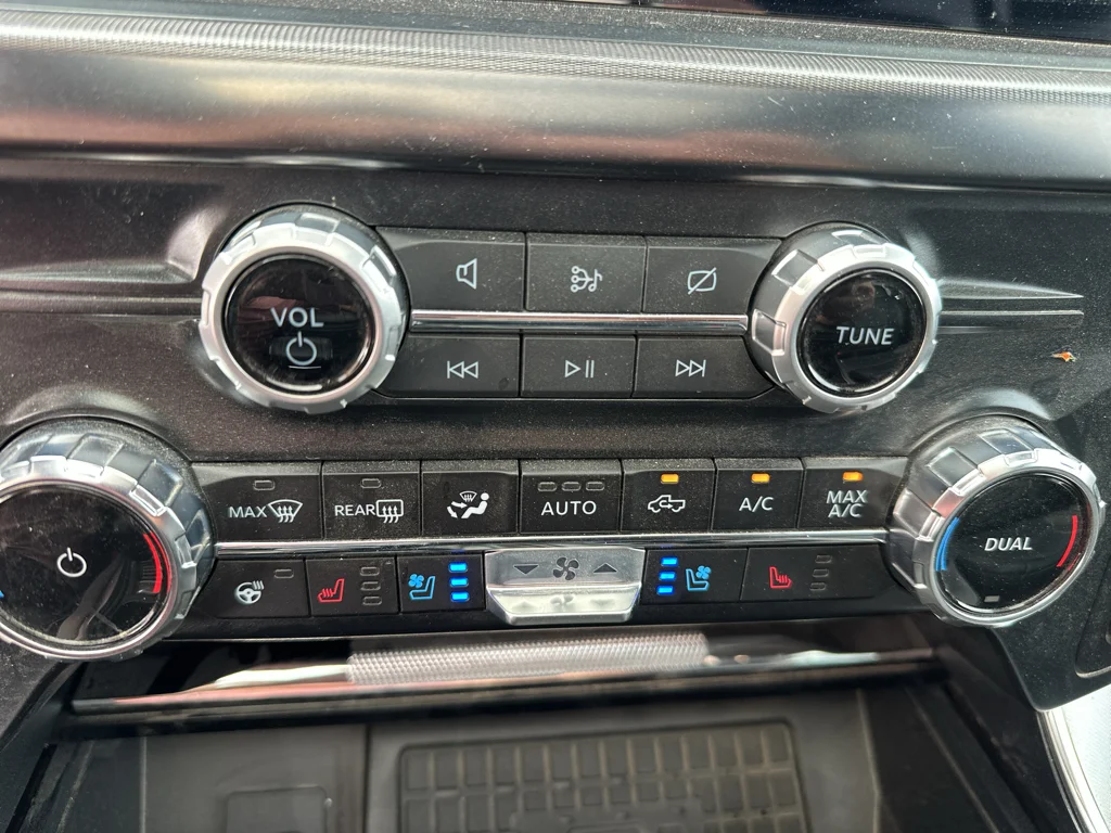 Used 2023 BLUE Ford Platinum image 25