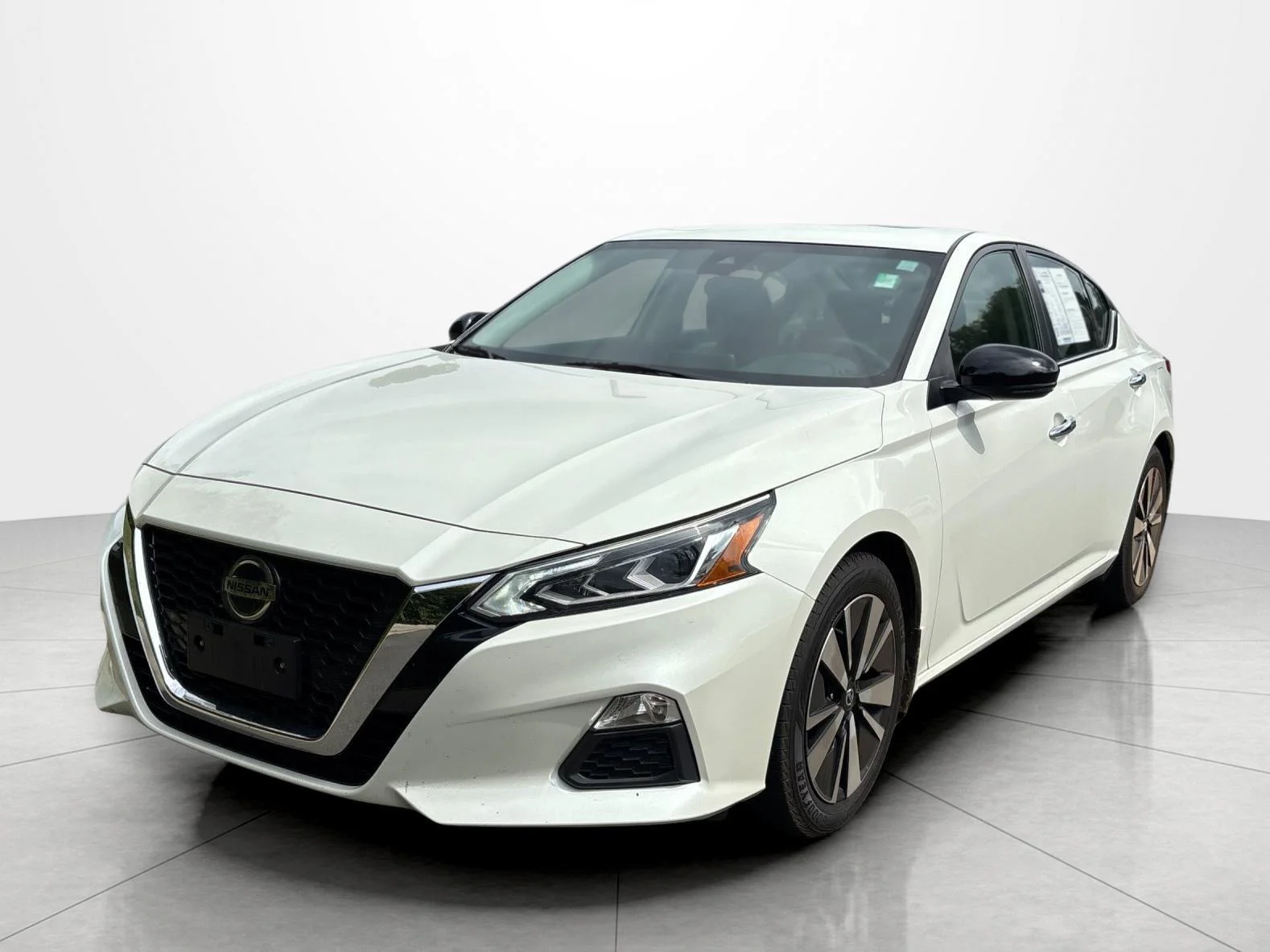 Used 2022 Pearl White Tricoat Nissan 2.5 SV image 1