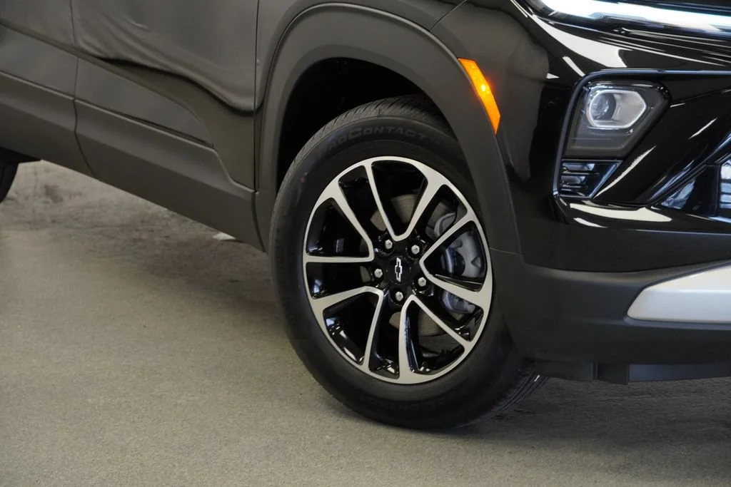 New 2026 Mosaic Black Metallic Chevrolet LT image 9