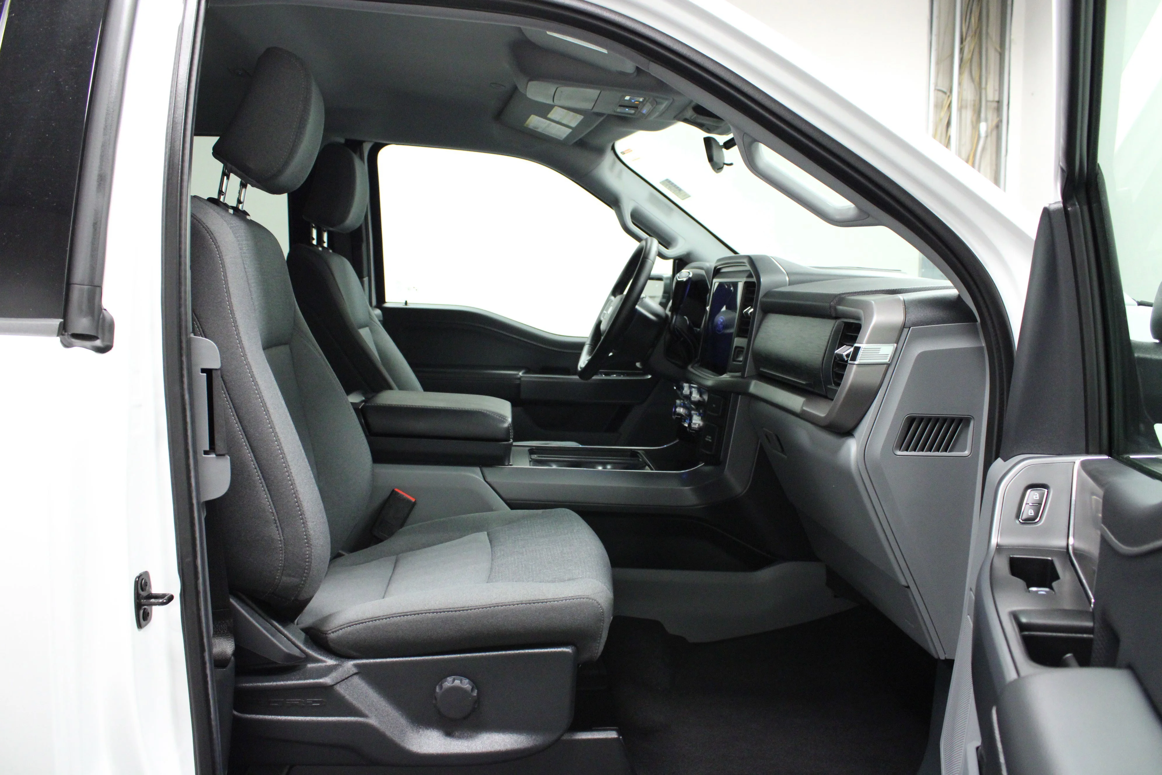 Used 2025 Oxford White Ford XLT image 16