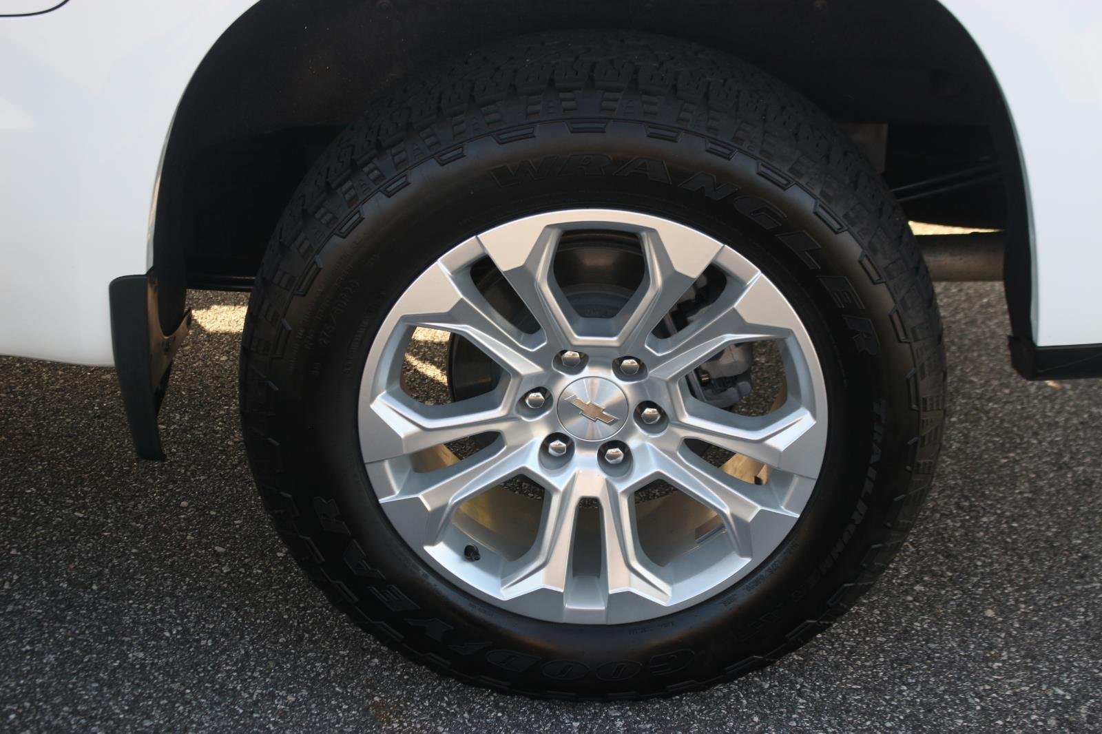 Used 2024 Summit White Chevrolet LTZ image 39