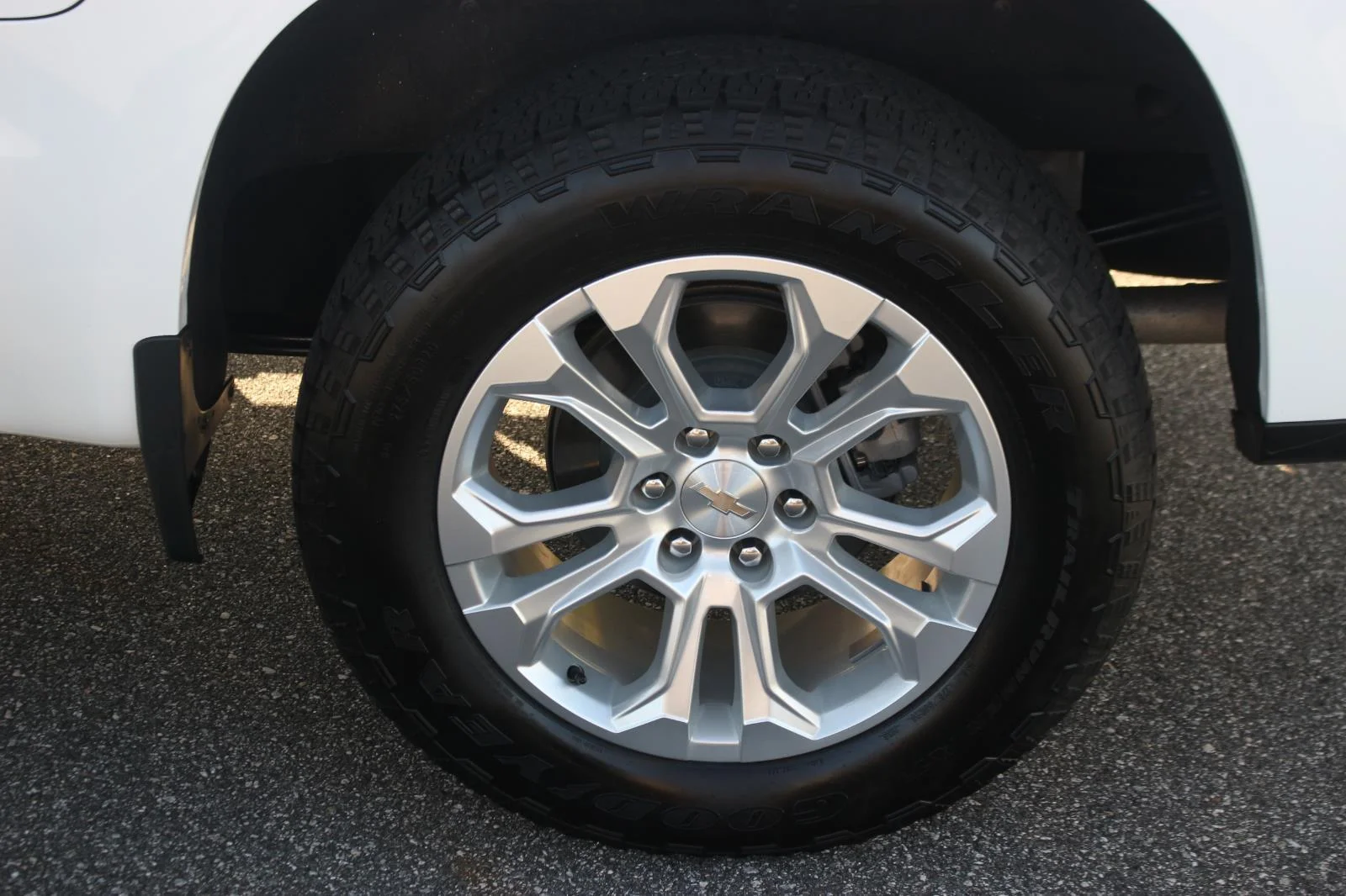 Used 2024 Summit White Chevrolet LTZ image 39