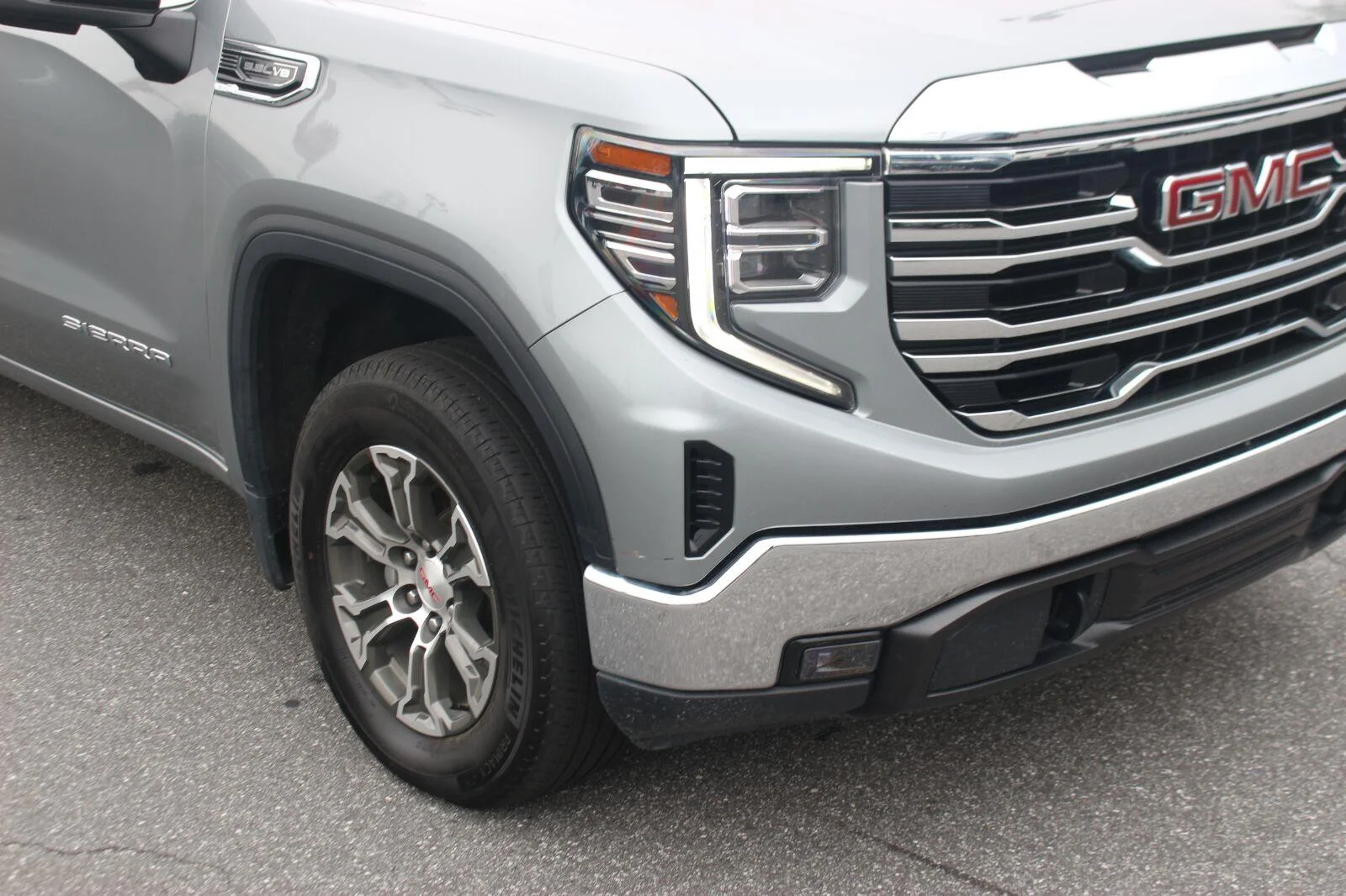 Used 2025 Sterling Metallic GMC SLT image 9