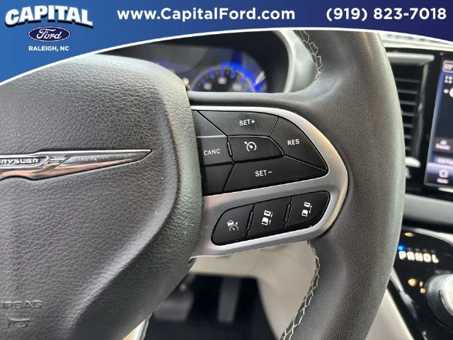 Used 2025 White Chrysler Select image 22