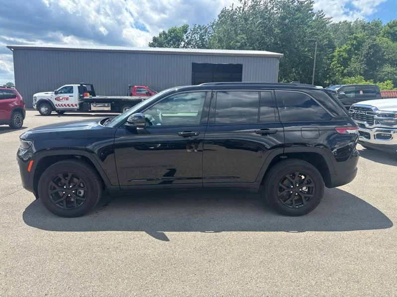 New 2026 Diamond Black Crystal Pearl-Coat Exterior Paint Jeep Laredo Altitude image 6