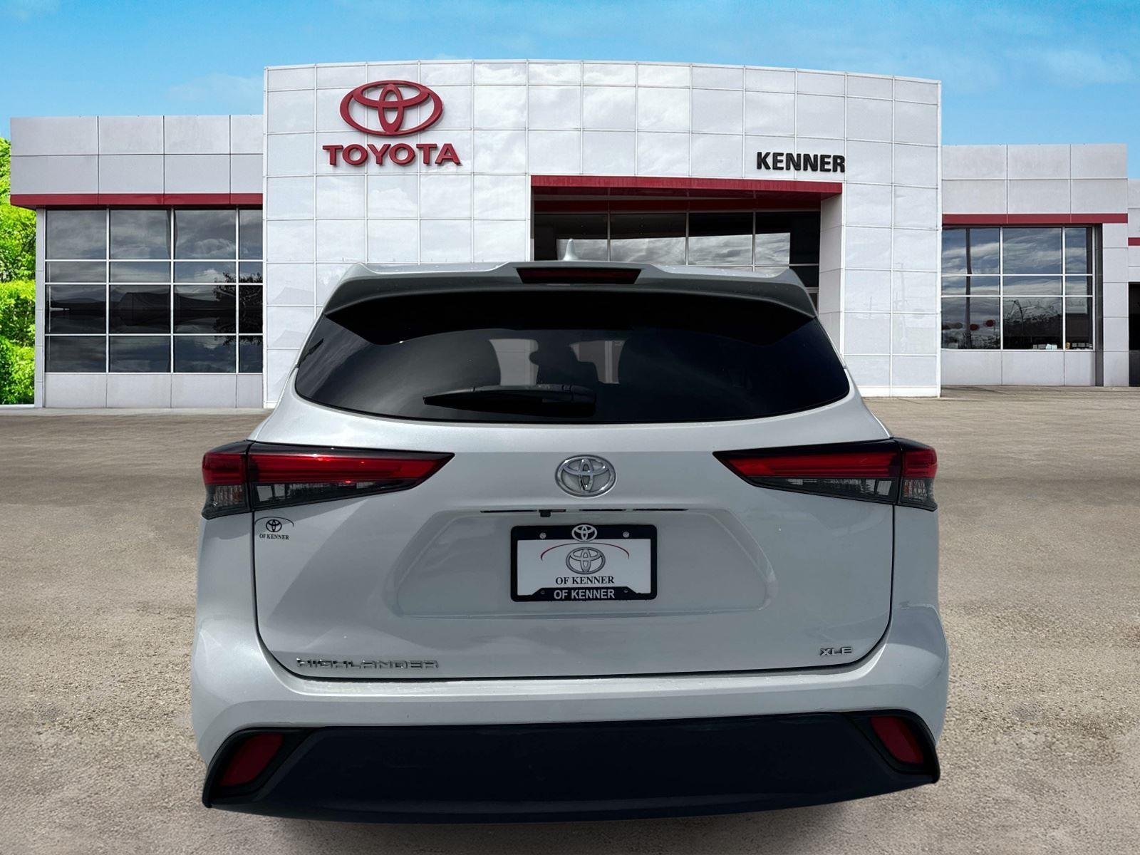 Used 2023 Wind Chill Pearl Toyota XLE image 5