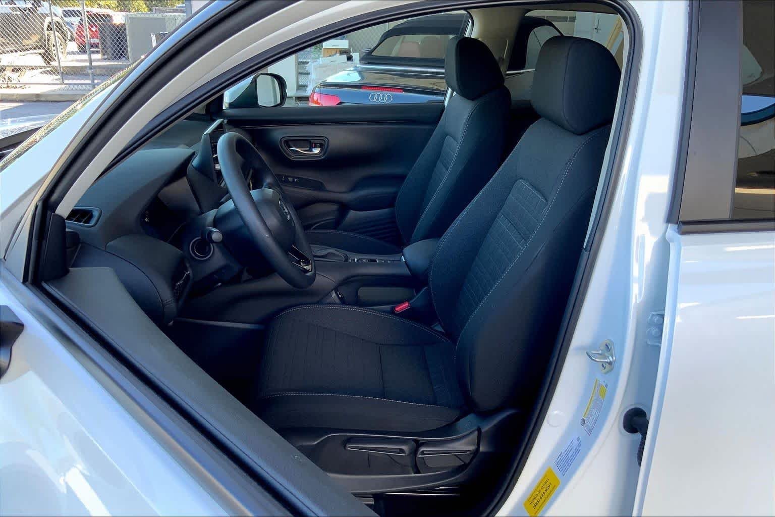 View vehicle photo 7