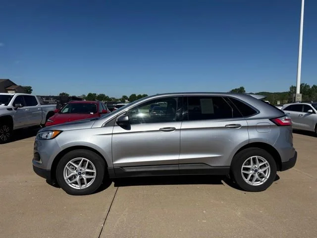 Used 2022 Black Ford SEL image 6