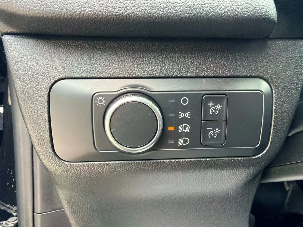 Used 2022 Agate Black Metallic Ford SE image 29
