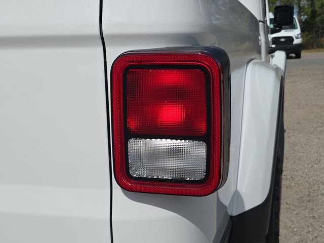 New 2026 Bright White Clear-Coat Exterior Paint Jeep Sport S image 8
