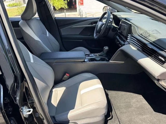 2025 Toyota Camry SE - Photo 13