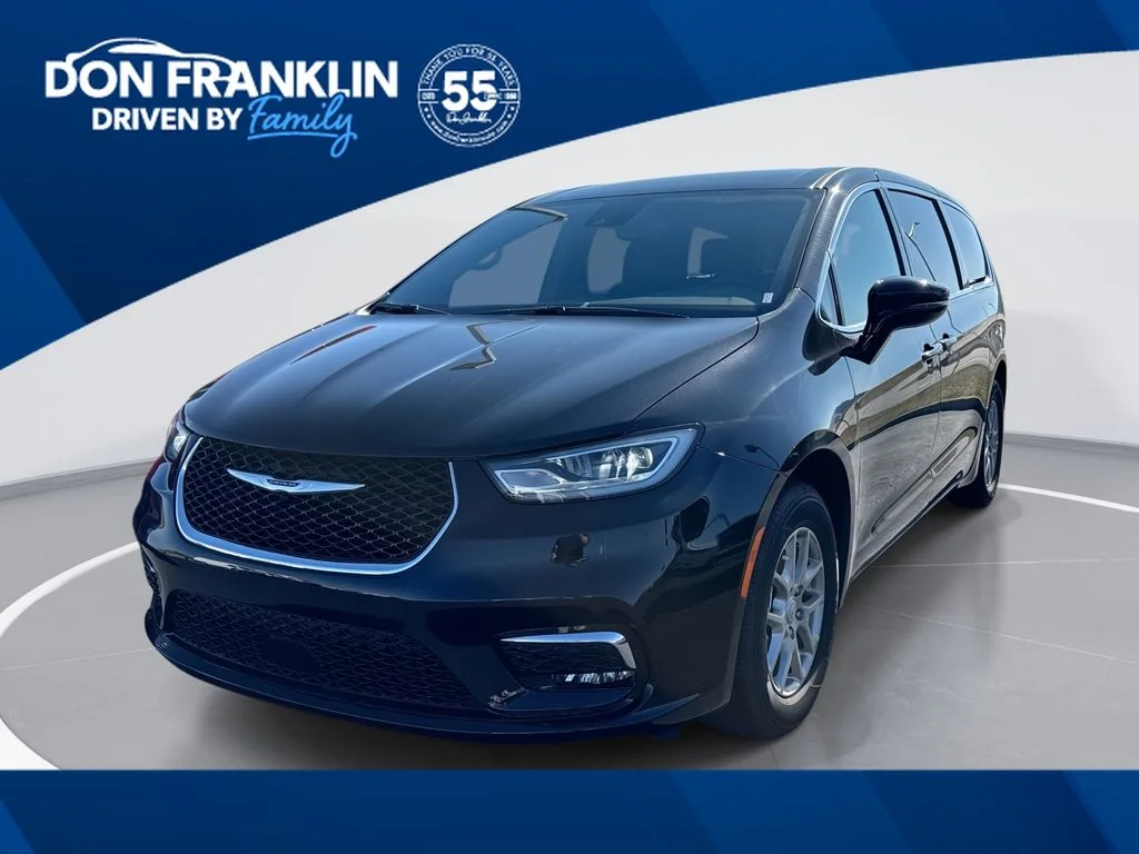 2026 Chrysler Pacifica Select's photo