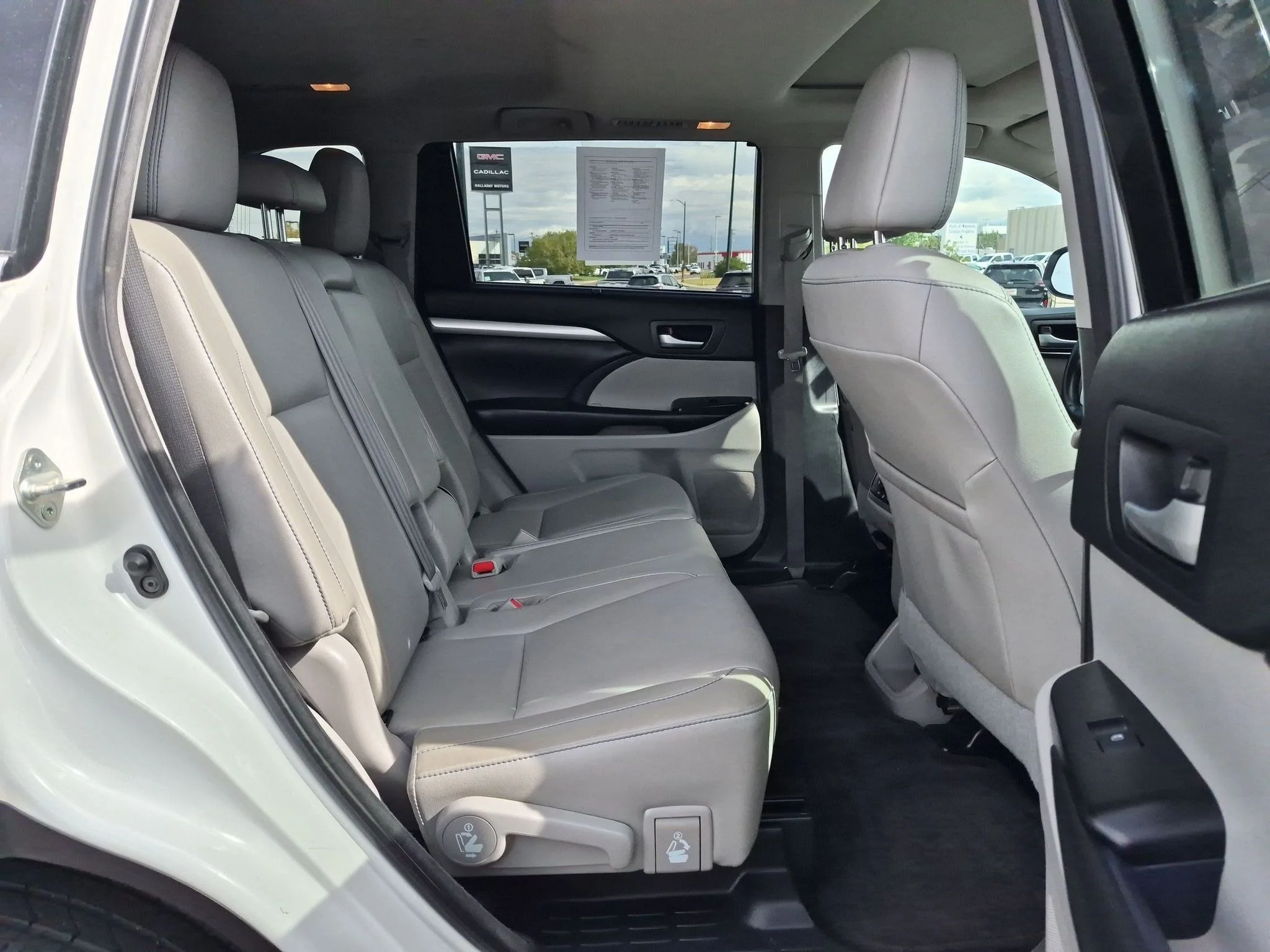 Used 2018 Blizzard Pearl Toyota XLE image 22