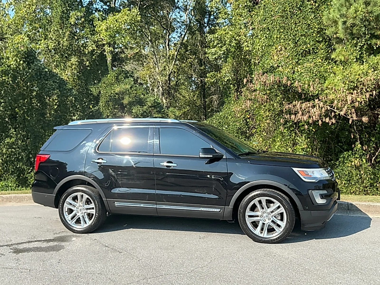 Used 2016  Ford Limited image 1
