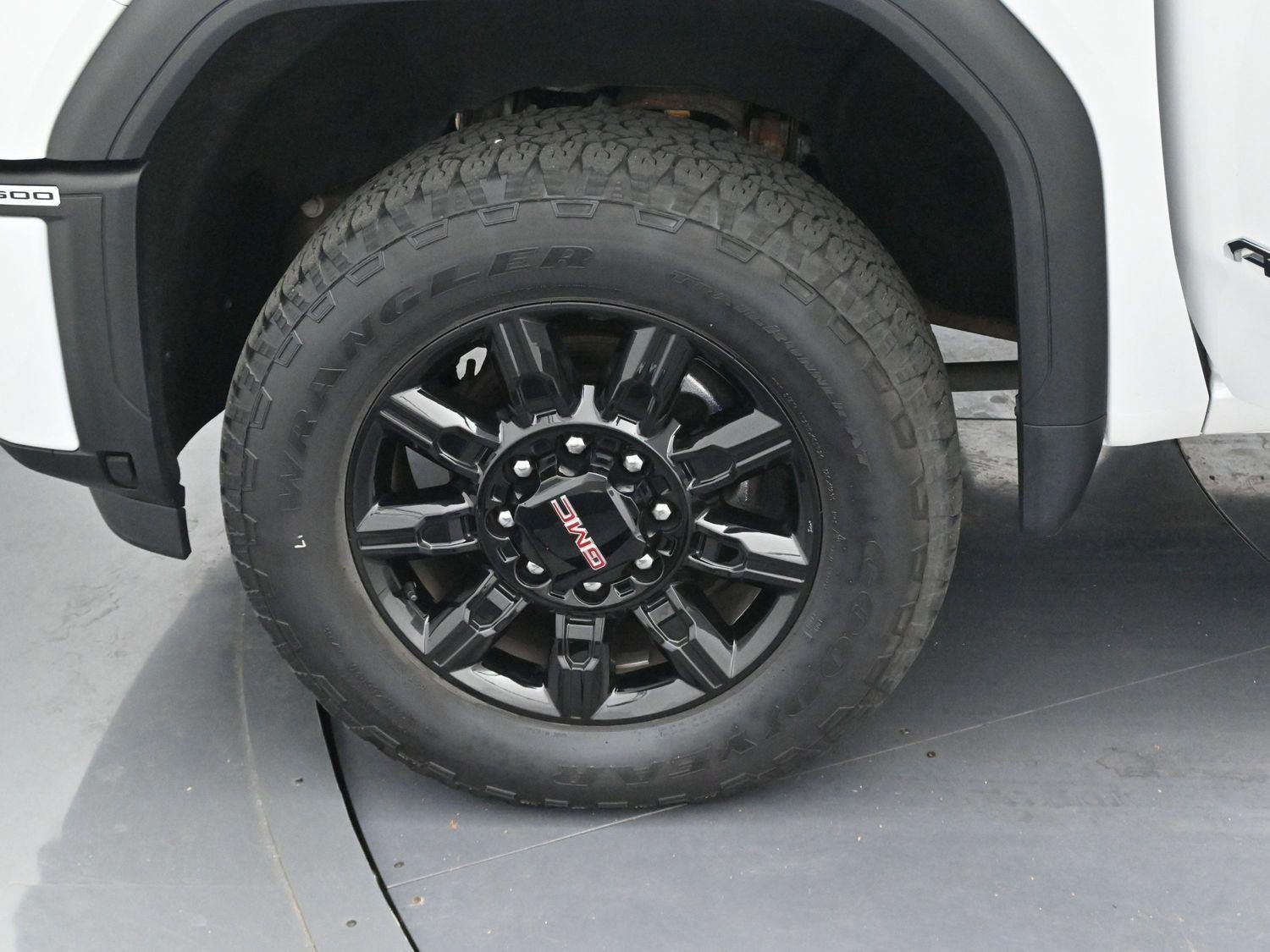 Used 2024 Summit White GMC AT4 image 37