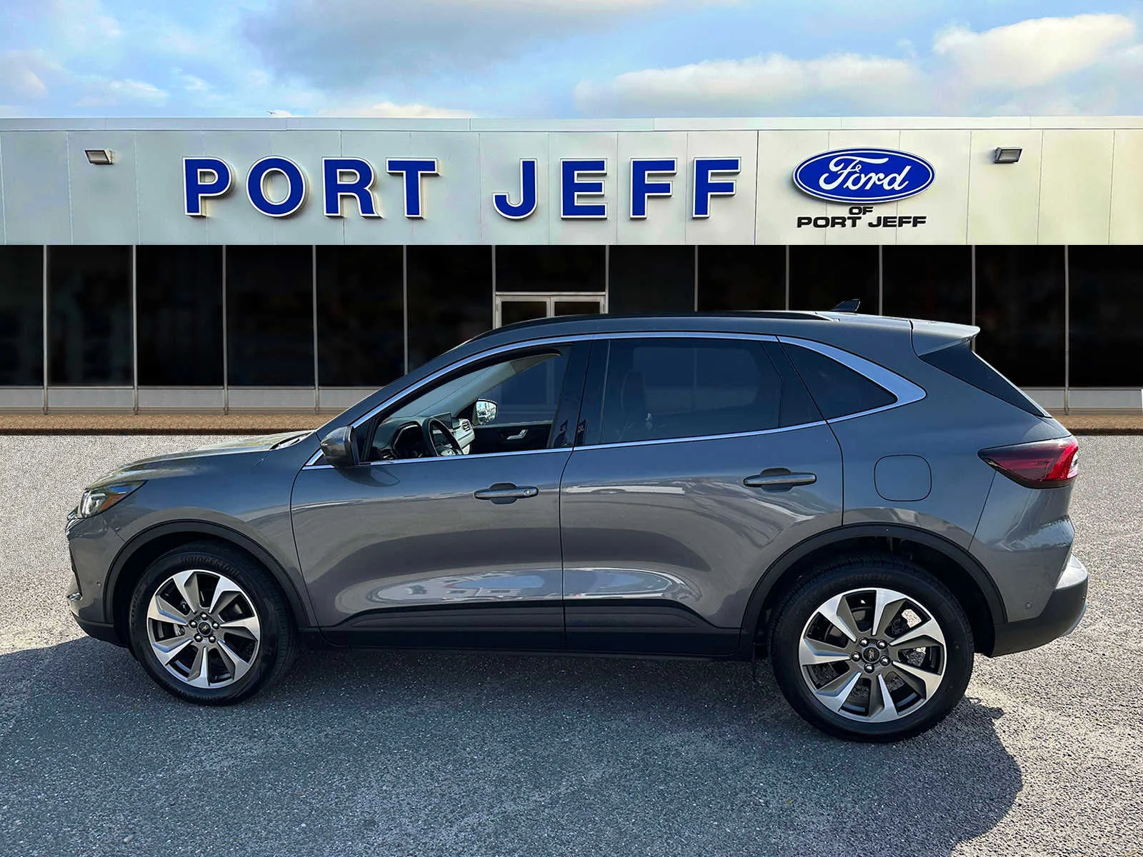 Used 2023 Carbonized Gray Metallic Ford Platinum image 9