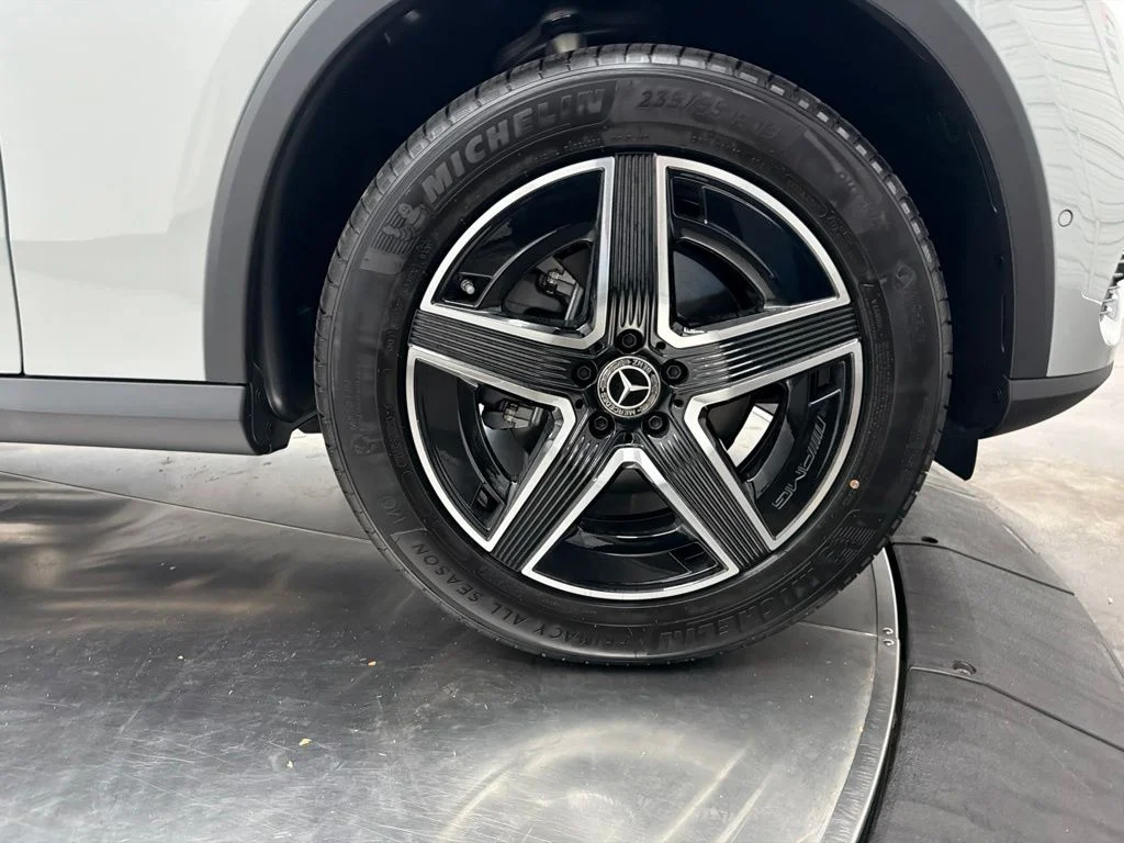 New 2027 White Mercedes-Benz GLC 300 image 9