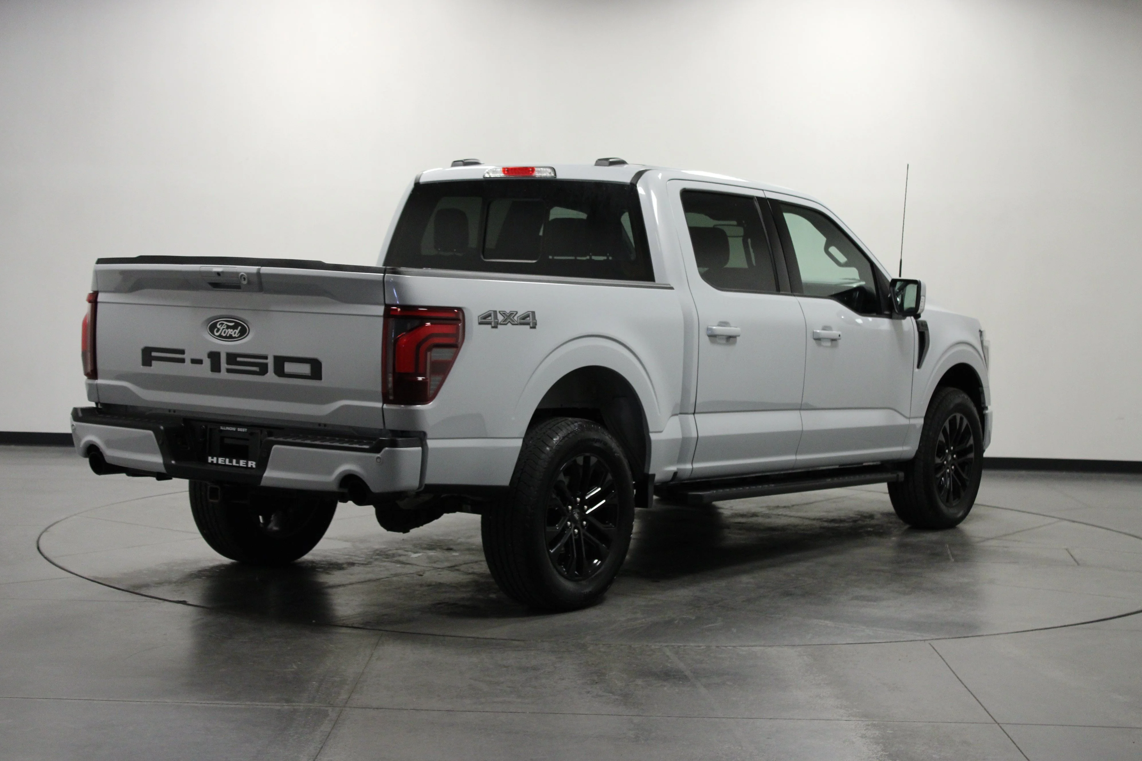 Used 2025 Space White Metallic Ford LARIAT image 4