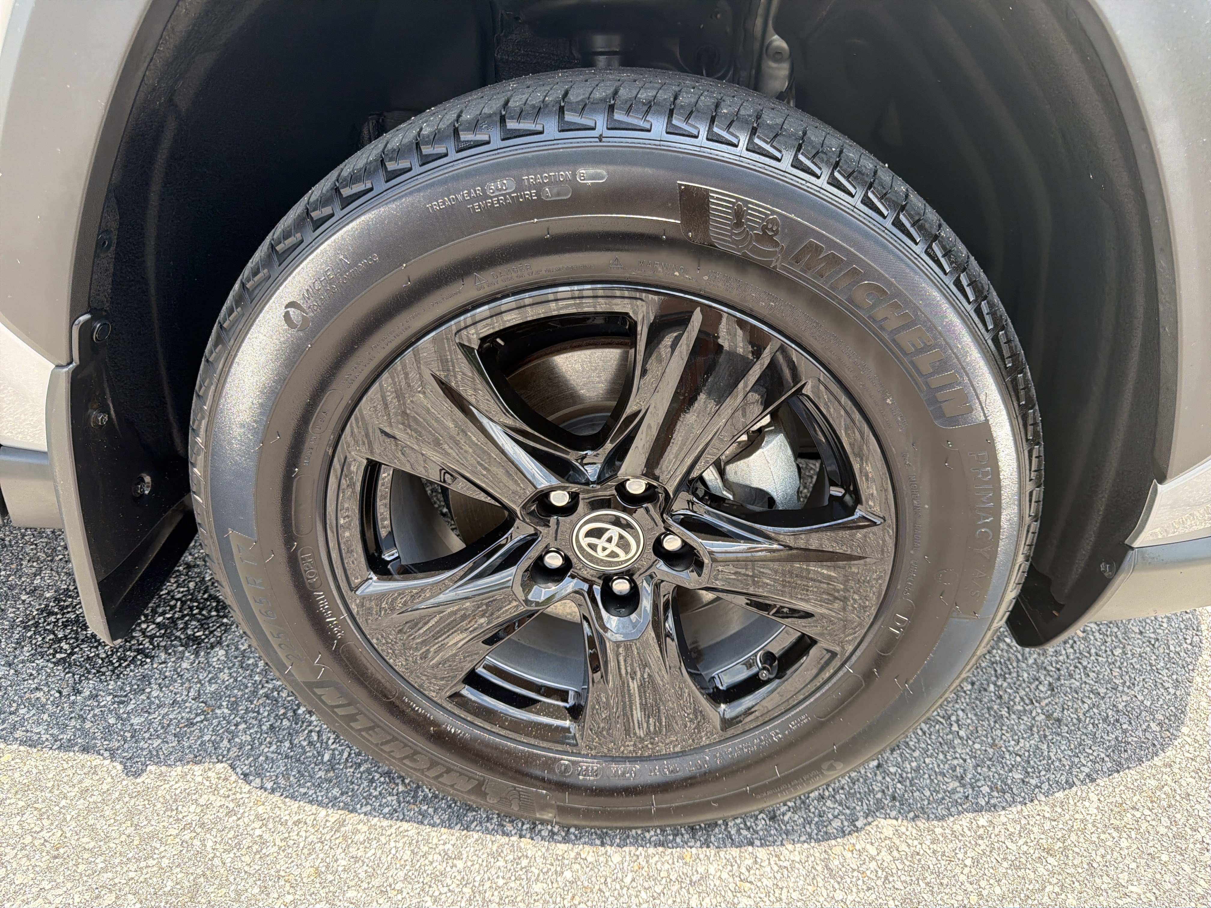 2024 Toyota Venza LE - Photo 23