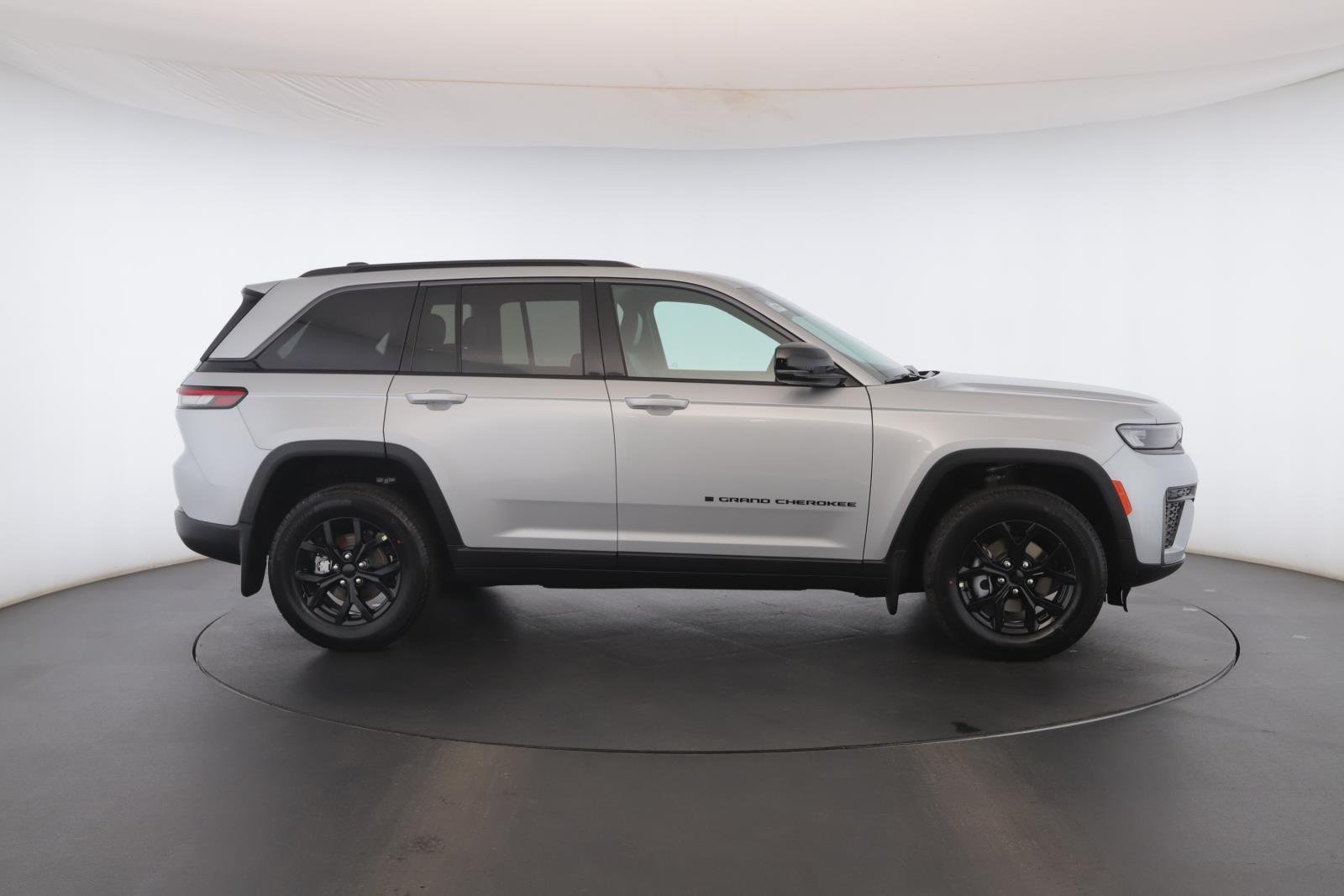 New 2026 Silver Zynith Exterior Paint Jeep Laredo Altitude 4x4 image 22