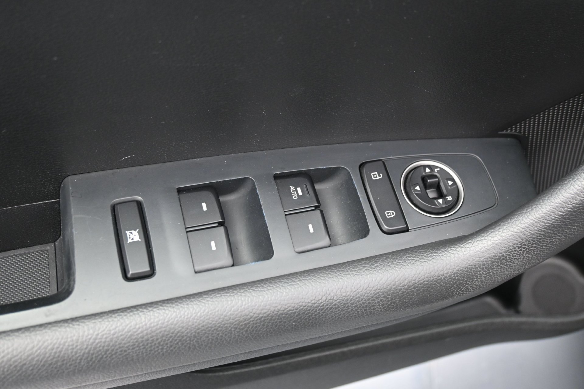 Used 2019 Phantom Black Hyundai SE 2.4L image 17
