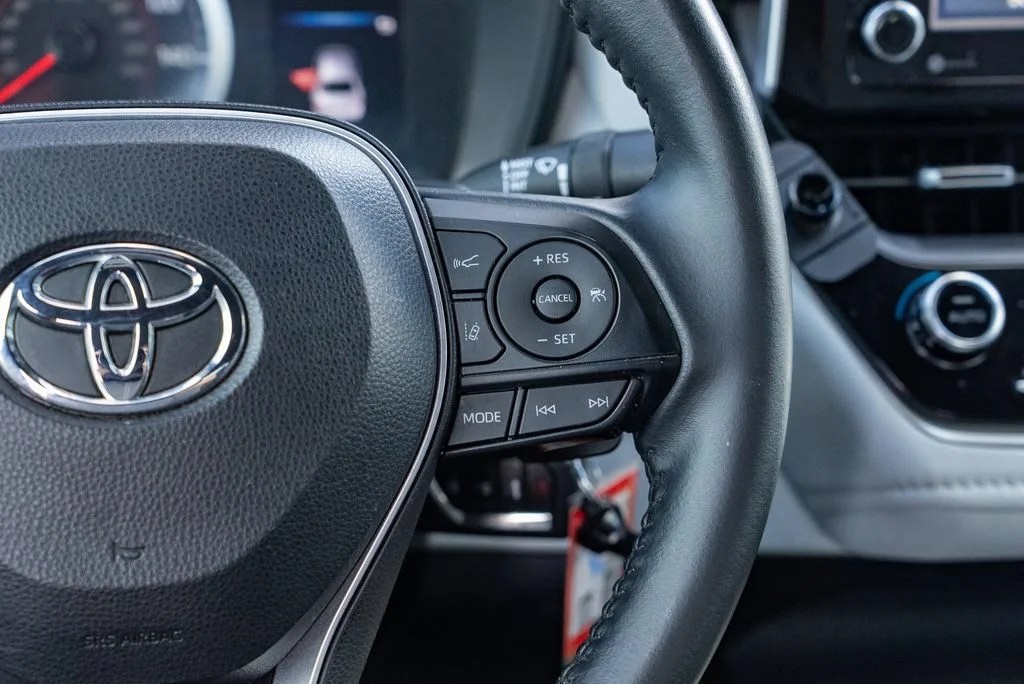 Used 2021  Toyota SE image 17