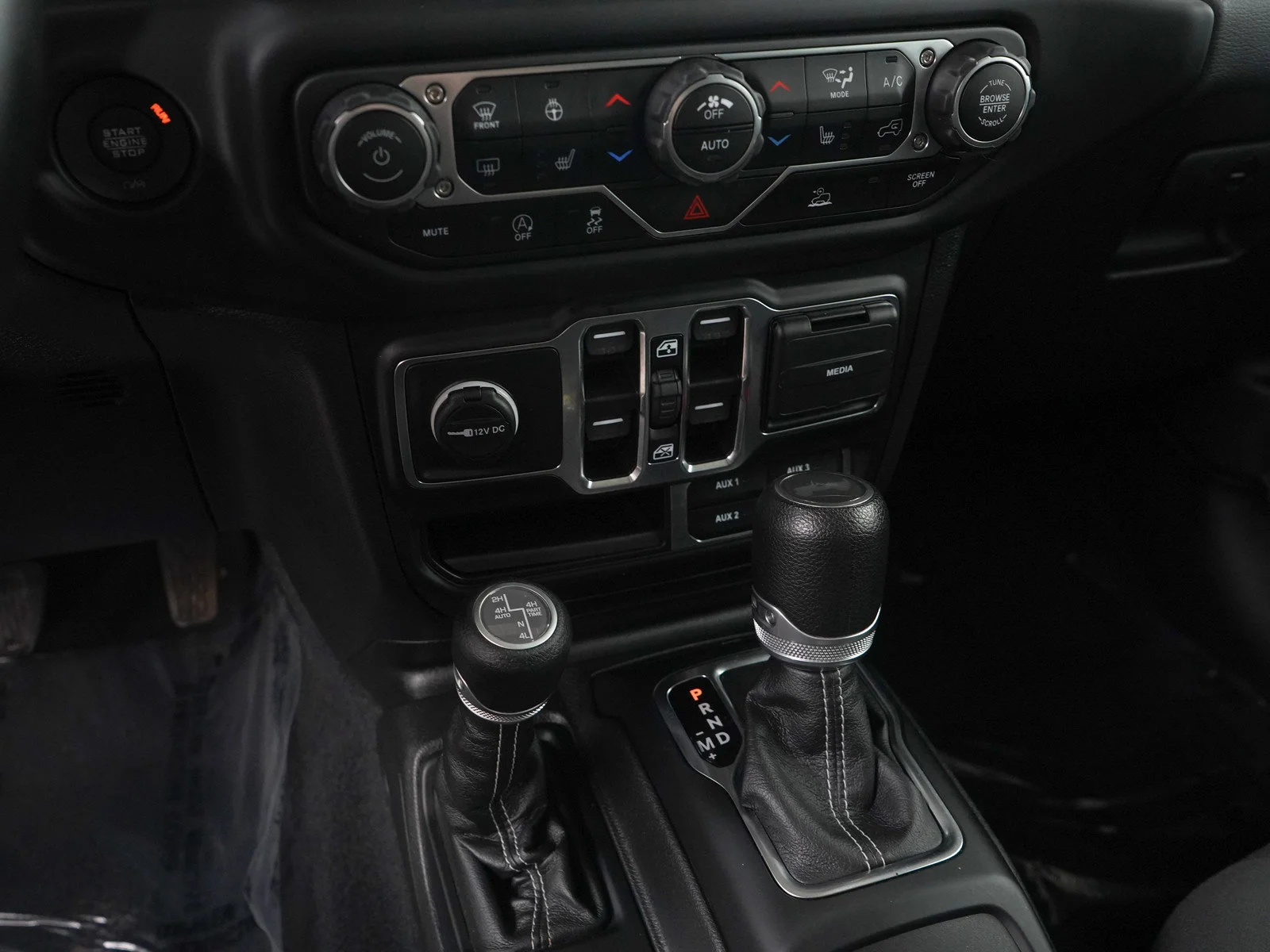 Used 2023 Granite Crystal Metallic Clearcoat Jeep Sahara image 21