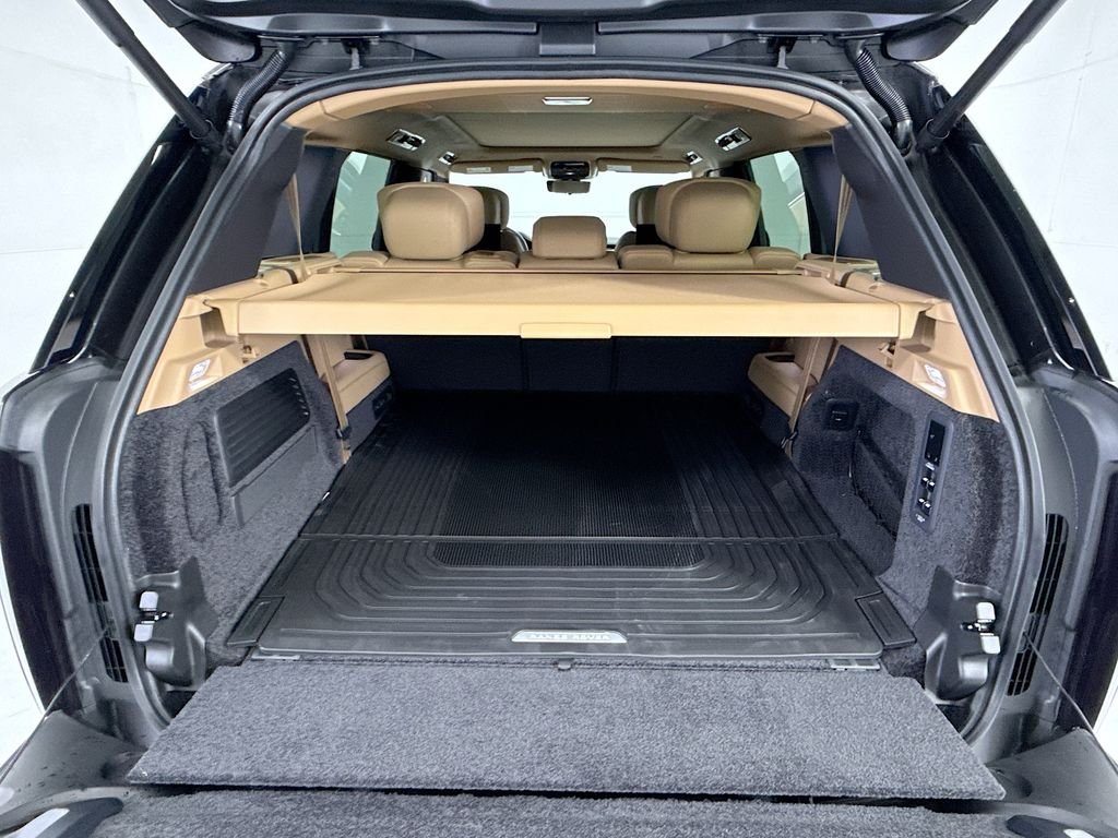 New 2026 Obsidian Black SV Bespoke Ultra Metallic Satin Land Rover Autobiography image 27