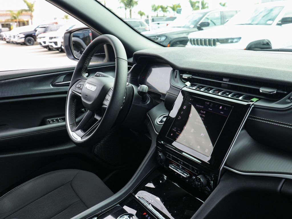 New 2026 Bright White Clear-Coat Exterior Paint Jeep Laredo image 19