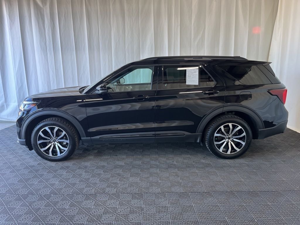 Used 2025 Agate Black Metallic Ford ST-Line image 25