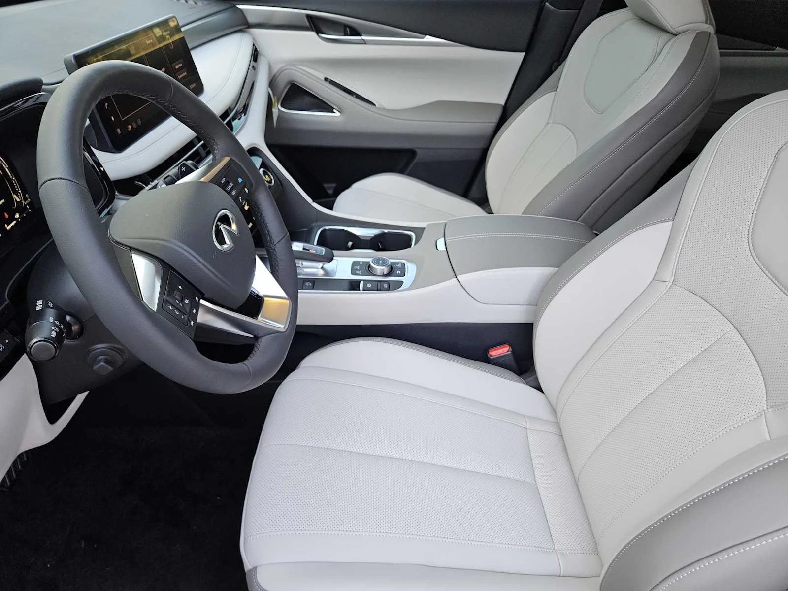 New 2027 RADIANT WHITE INFINITI Luxe FWD image 8