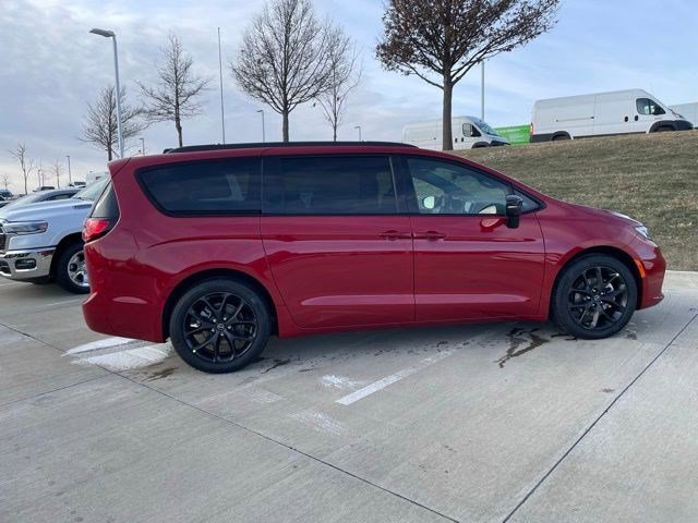 New 2026 Red Hot Pearlcoat Chrysler Select image 6
