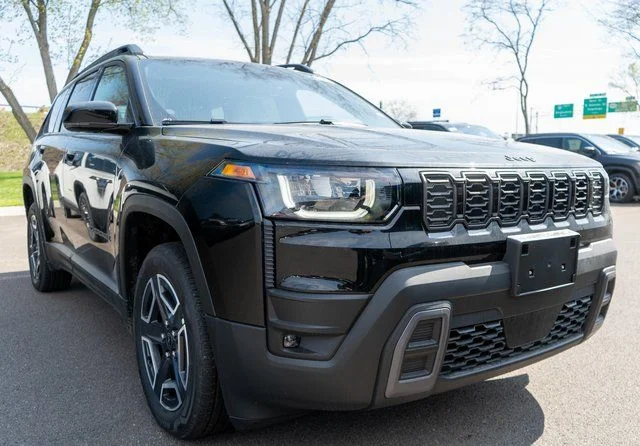 New 2026 Diamond Black Crystal Pearl-Coat Exterior Paint Jeep Limited image 4