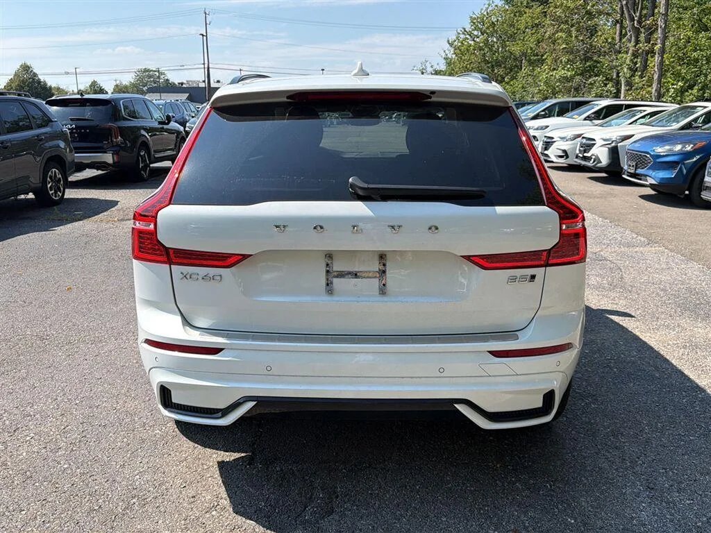 Used 2025 Crystal White Metallic Volvo Core image 9