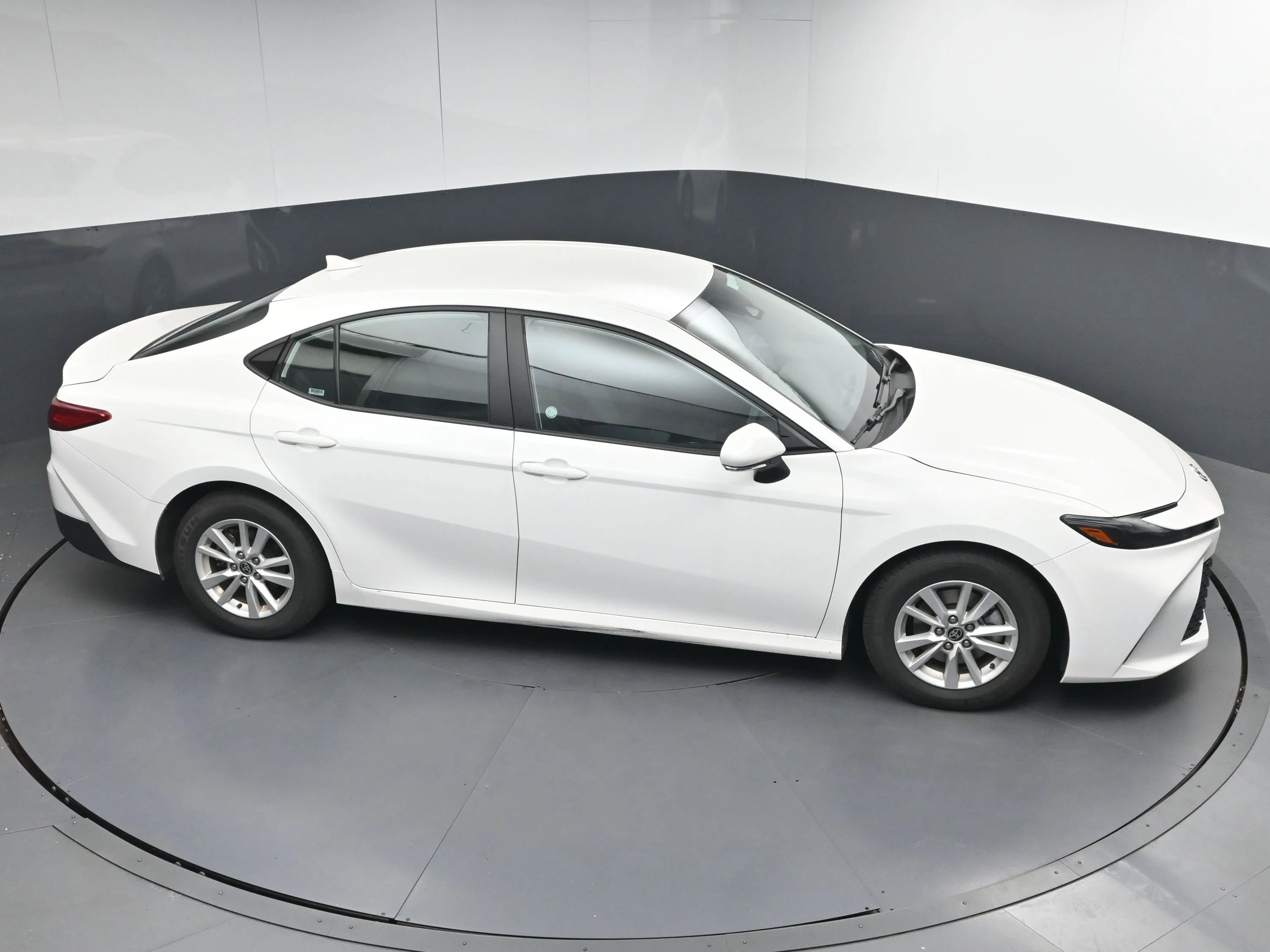Used 2025 Ice Toyota LE image 31