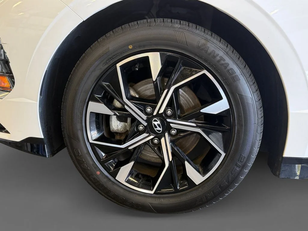 Used 2025 White Hyundai SEL image 16