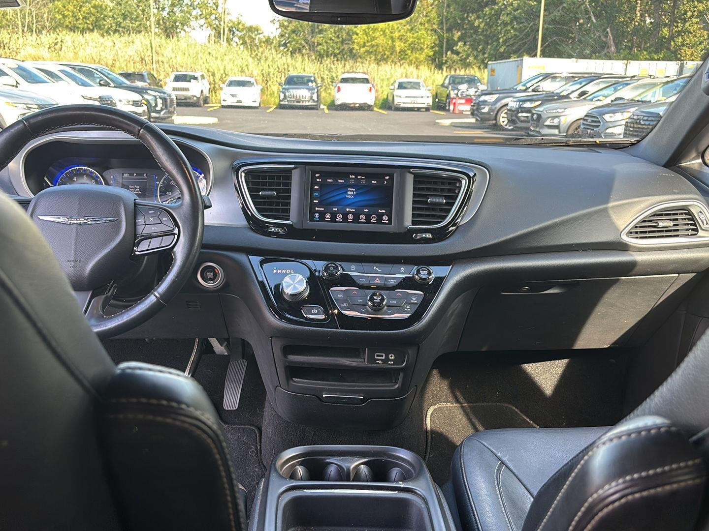 Used 2020 Brilliant Black Crystal Pearlcoat Chrysler Touring L image 18