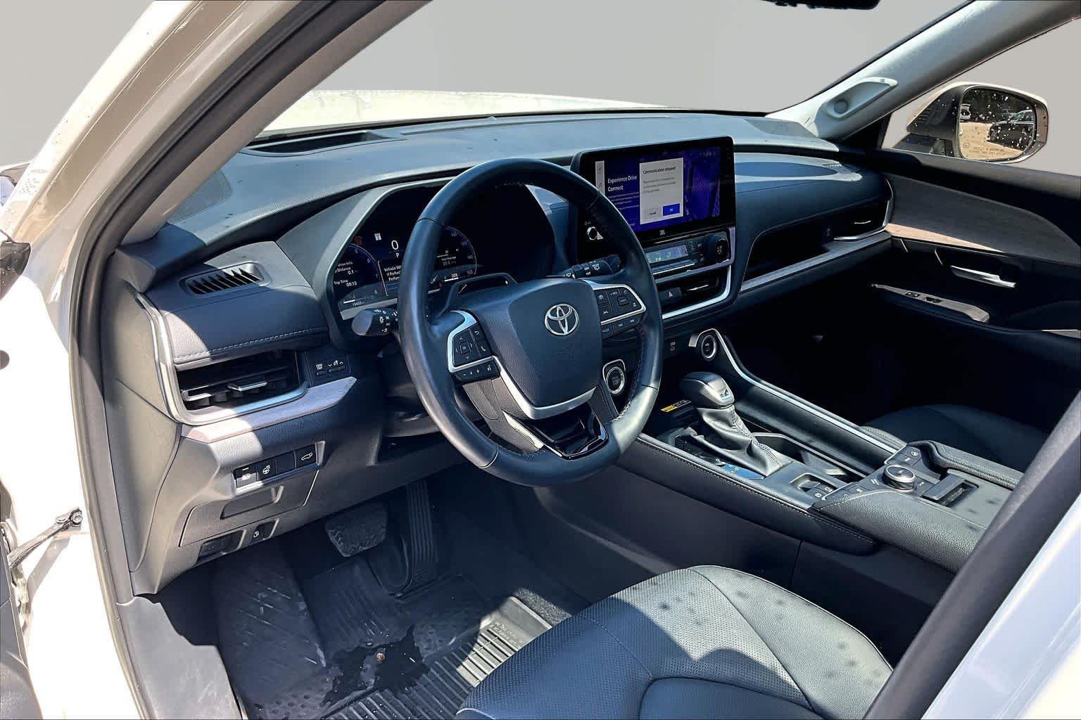 Used 2024 Coastal Cream Toyota Platinum image 18