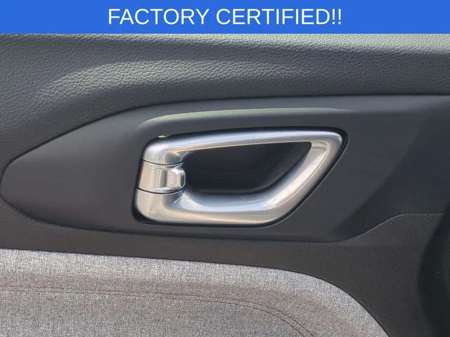 Used 2023 White Jeep Latitude Lux image 13