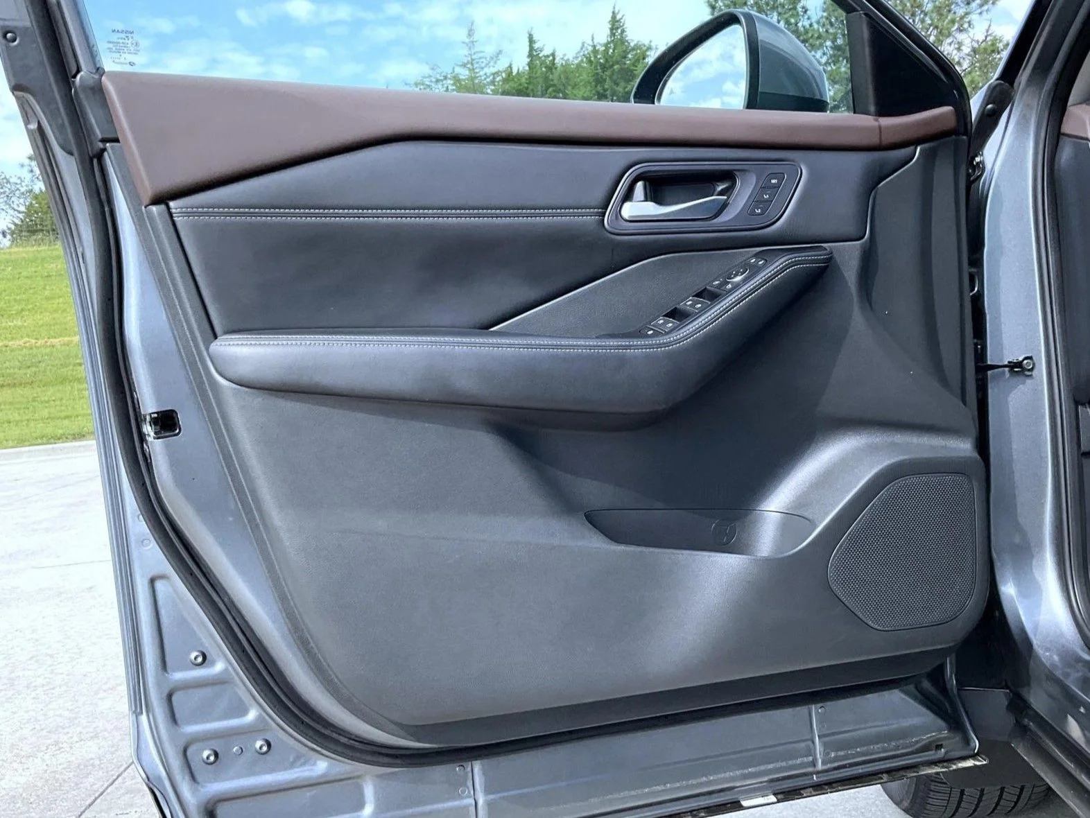 Used 2023 Gray Nissan SL image 9