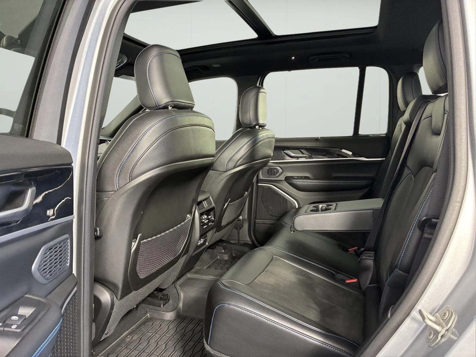 Used 2023 Silver Zynith Jeep Trailhawk image 22