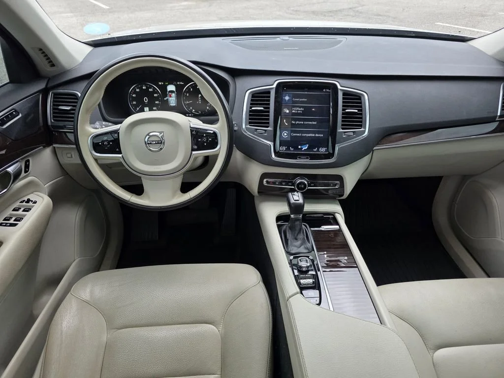 Used 2019 White Volvo T5 Momentum image 28